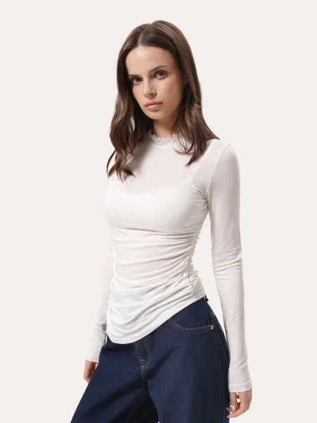 Longsleeve aderente con arricciatura laterale e pizzo – ecru